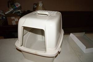 lot 126 image: Cat Litter Box