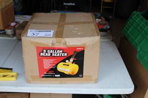 lot 37 image: Air Luxe Pneumatic 5-Gallon Bead Seater 30007L