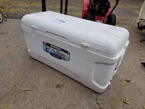 lot 62 image: Igloo Maxcold 150-Quart Chest Cooler