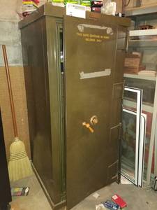 lot 5 image: The General Fireproofing Co. Fire Resistive Combination Safe
