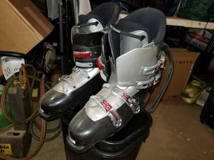 lot 136 image: Salomon Thermic Fit 15-12 Ski Boots