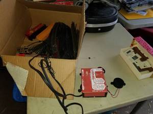 lot 194 image: Lionel Train Set - Train Cars, Track, Transformer, Scale Buildings
