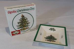 lot 14 image: Spode Christmas Tree Square Tray wBox