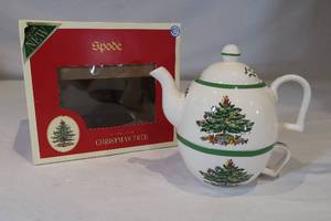 lot 16 image: Spode Christmas Tree Teapot & Cup wBox
