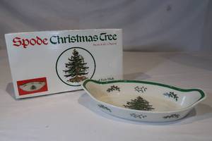 lot 19 image: Spode Christmas Tree Oval Fish Dish wBox