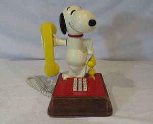 lot 23 image: VINTAGE Snoopy Phone