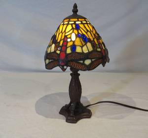 lot 24 image: Tiffany Style Lamp