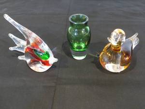 lot 30 image: 3 Glass Pieces