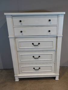 lot 39 image: White 5 Drawer Dresser Chest