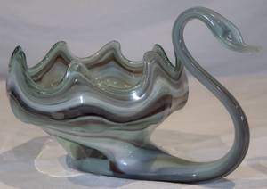 lot 41 image: Glass Swan Bowl