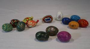 lot 48 image: Lot of 15 Decorative Eggs