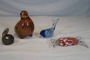 lot 52 image: 4 Miscellaneous Decor Pieces