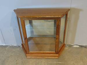 lot 70 image: Lighted Curio Cabinet