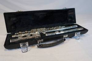 lot 75 image: Yamaha Flute (221)