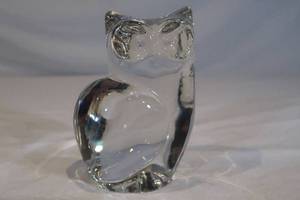 lot 76 image: Glass Owl