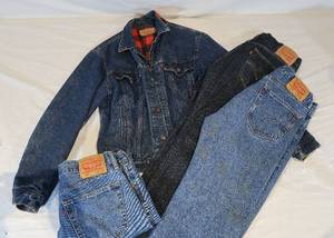 lot 85 image: Levis Jean Jacket & 3 Pairs of Levis Jeans