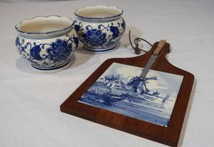 lot 94 image: 3 Blue & White Decor Pieces