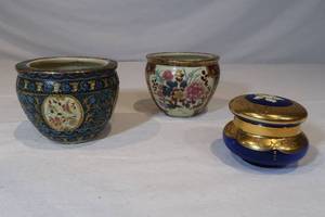 lot 95 image: 2 Decorative Pots & Blue Glass Box