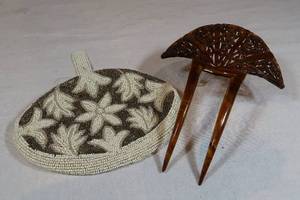 lot 101 image: VINTAGE Beaded Coin Purse & Hair Comb