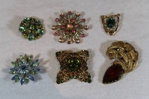 lot 105 image: 6 Rhinestone Brooches