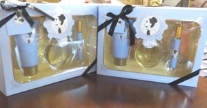 lot 31 image: Set of 2 Ariana Grande Fragrance Gi...