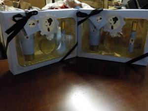 lot 53 image: Set of 2 Ariana Grande Fragrance Gi...