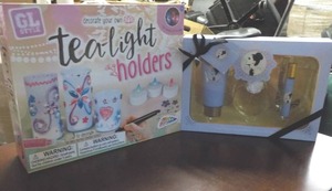 lot 62 image: Ariana Grande Gift Fragrance Set an...