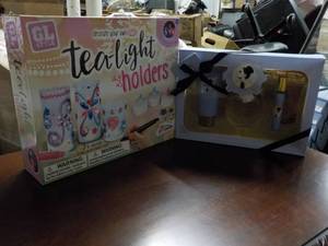 lot 81 image: Ariana Grande Gift Fragrance Set an...