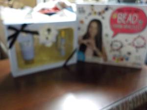 lot 98 image: Ariana Grande Fragrance Gift Set an...