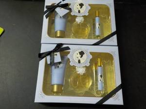 lot 104 image: Set of 2 Ariana Grande Fragrance Gi...
