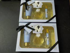 lot 105 image: Set of 2 Ariana Grande Fragrance Gi...