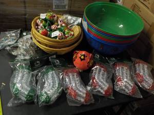 lot 115 image: 9 Xmas Bowls and Xmas Ornaments al...