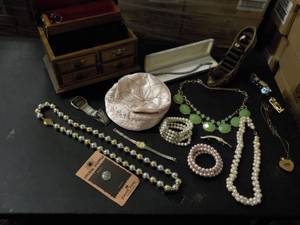 lot 119 image: Jewelry, Shoe and box...