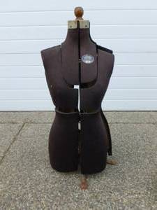 lot 3 image: Antique Mannequin