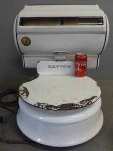 lot 7 image: Vintage Dayton Scale