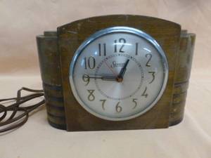 lot 33 image: Vintage Clock