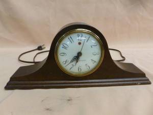 lot 105 image: Vintage Clock