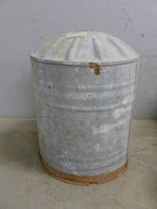 lot 173 image: Vintage Chicken Waterier Top
