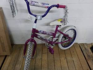 lot 32 image: Huffy Girls Bike for repair or part...