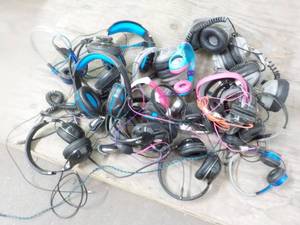 lot 82 image: Earphones...