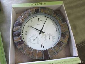 AcuRite 14 inch Faux Slate Wall Clo...