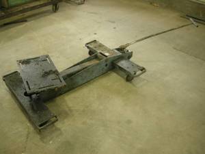 lot 19 image: Owatonna 2000lb Transmission Jack