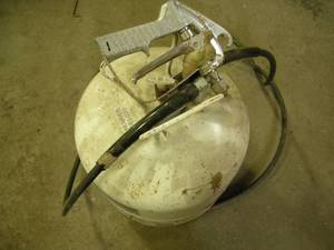 lot 32 image: #20 Cylinder Adhesive Sprayer