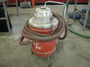 lot 35 image: Milwaukee Heavy Duty Vacuum  Cleaner