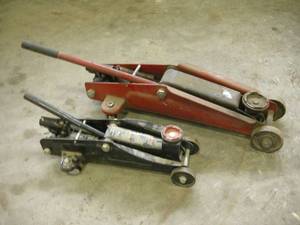 lot 111 image: 2 Hydraulic Floor Jacks