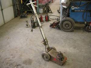 lot 106 image: Air Over Hydraulic Lift Floor Jack
