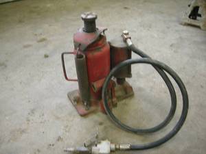 lot 107 image: Air Over Hydraulic 20 Ton Bottle Jack