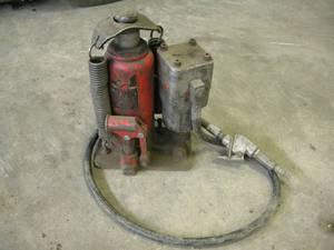 lot 108 image: Air Over Hydraulic Bottle Jack