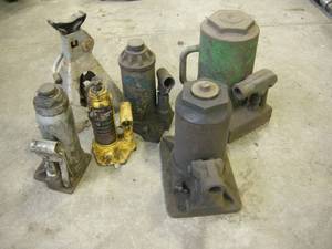 lot 112 image: 5 Bottle Jacks