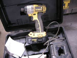 lot 141 image: DeWalt 18v 14 Impact Driver